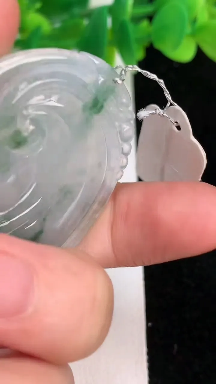 天然A货翡翠种飘花如意吊坠，尺寸51.4-36.6-5.8，重量:20.00g
6月19日