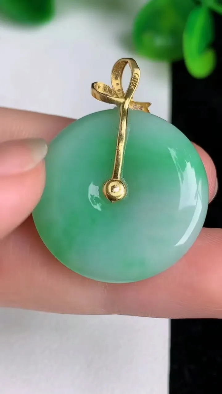 天然A货翡翠平安扣吊坠，尺寸26.2-4.8，重量:7.45g
6月19日