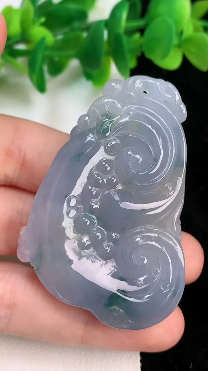 天然A货翡翠紫罗兰飘花如意吊坠，尺寸55.8-38.4-9.3，重量:36.48g
6月19日