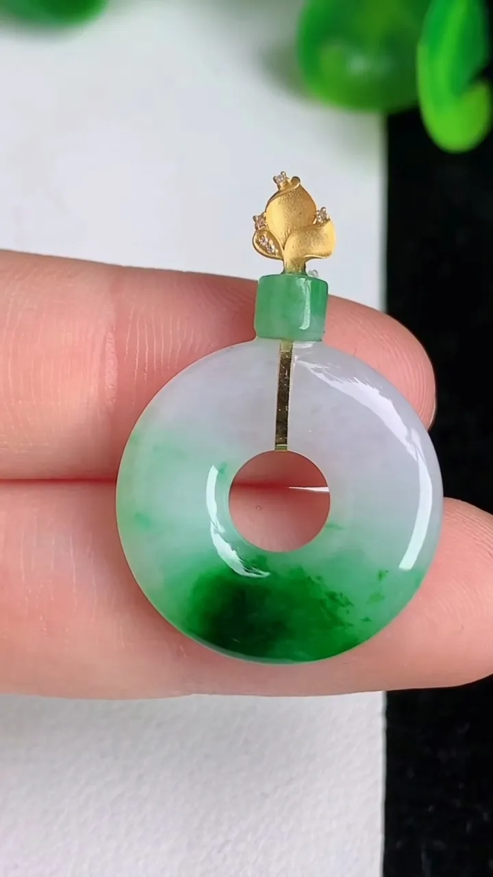 天然A货翡翠平安环吊坠，尺寸21.4-3.7，重量:3.63g
6月19日