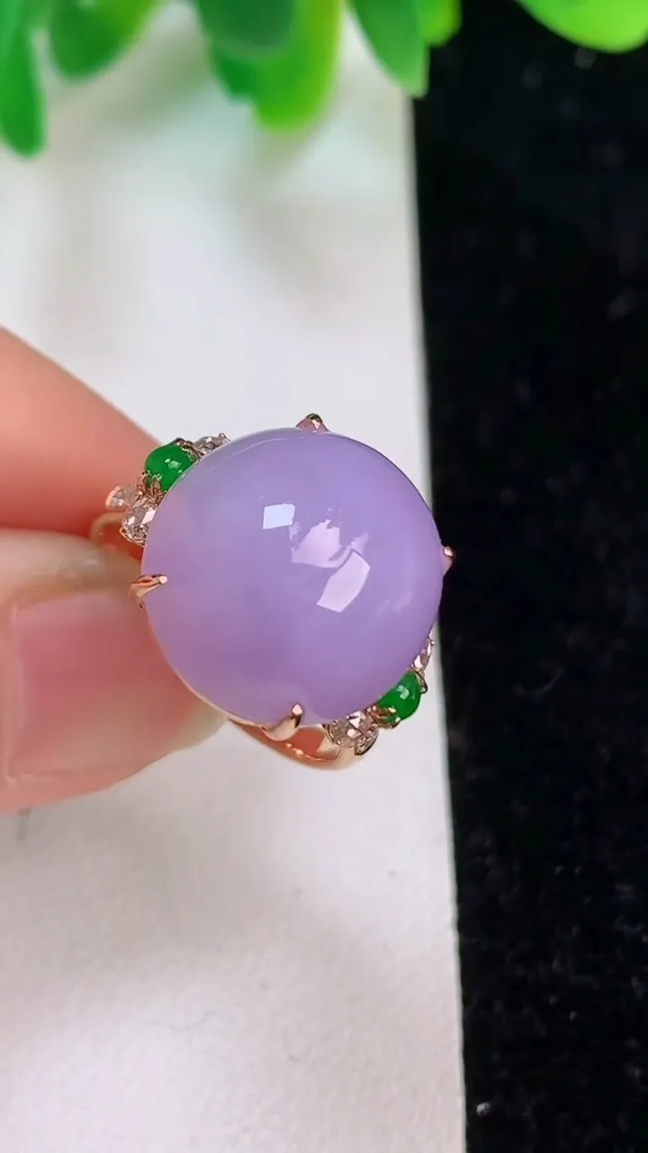 天然A货翡翠18k金紫罗兰蛋面戒指，尺寸19-14.8-14，重量:5.80g2025年6月19日
