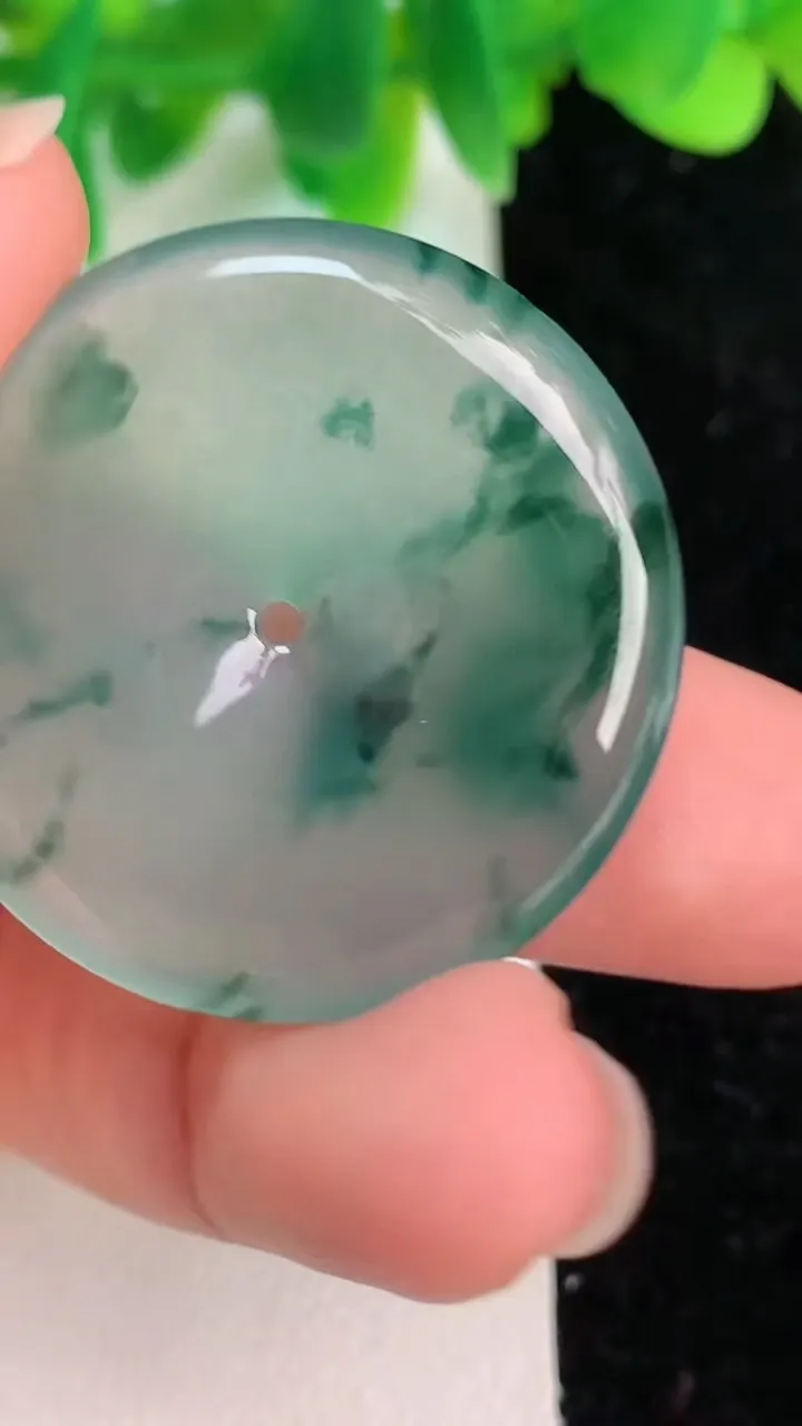 天然A货翡翠种飘花平安扣吊坠，尺寸31.8-5.3，重量:11.81g
6月19日