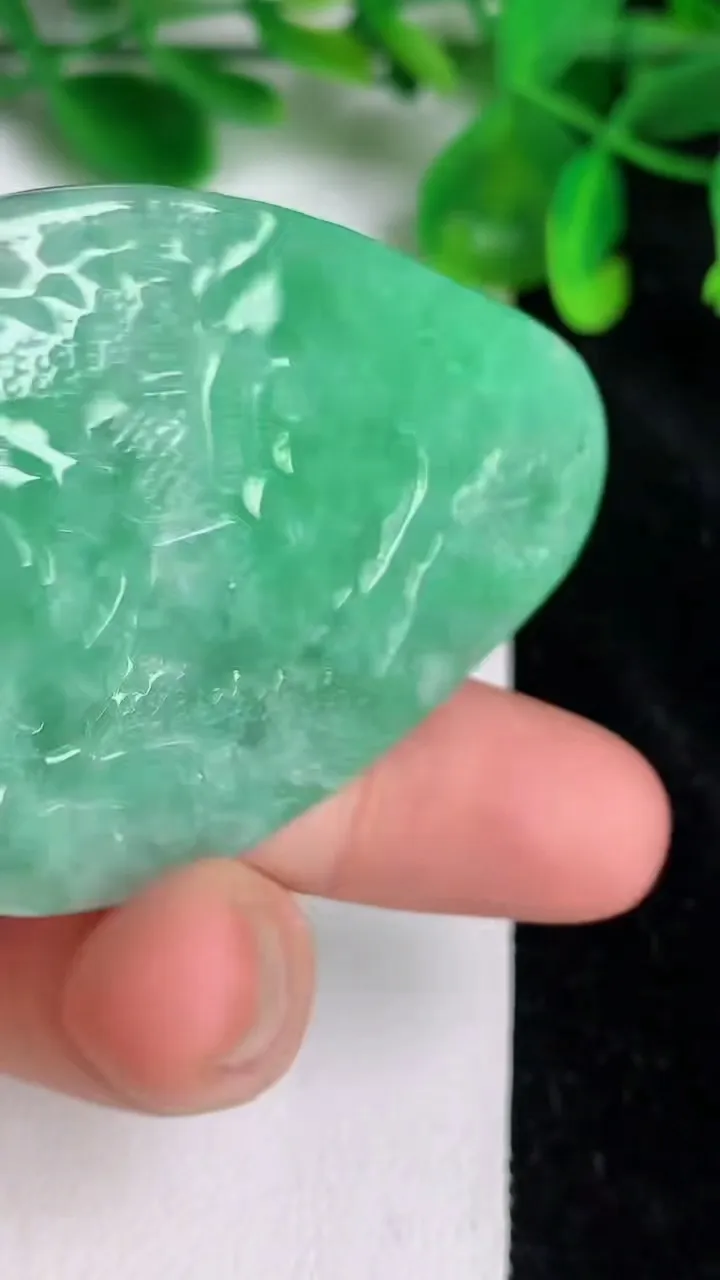 天然A货翡翠山水牌吊坠，尺寸54.2-38-8.2，重量:33.23g
6月19日