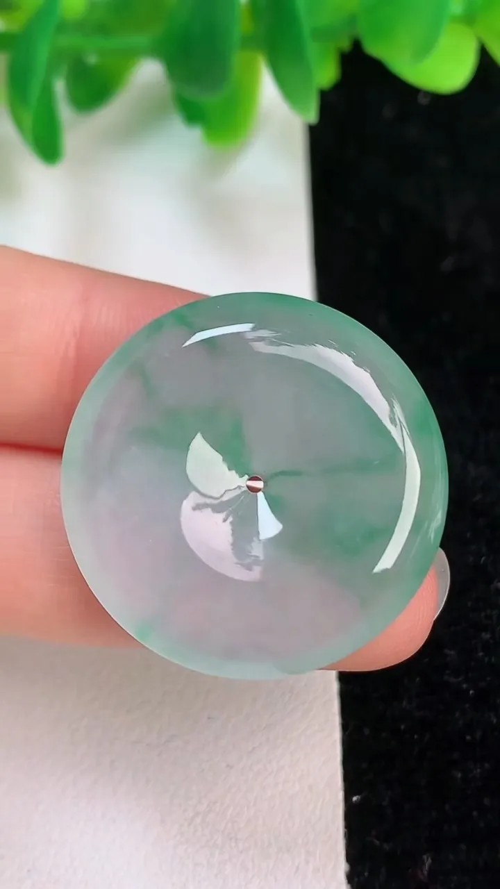 天然A货翡翠平安扣吊坠，尺寸28.7-5.5，重量:9.50g
6月19日