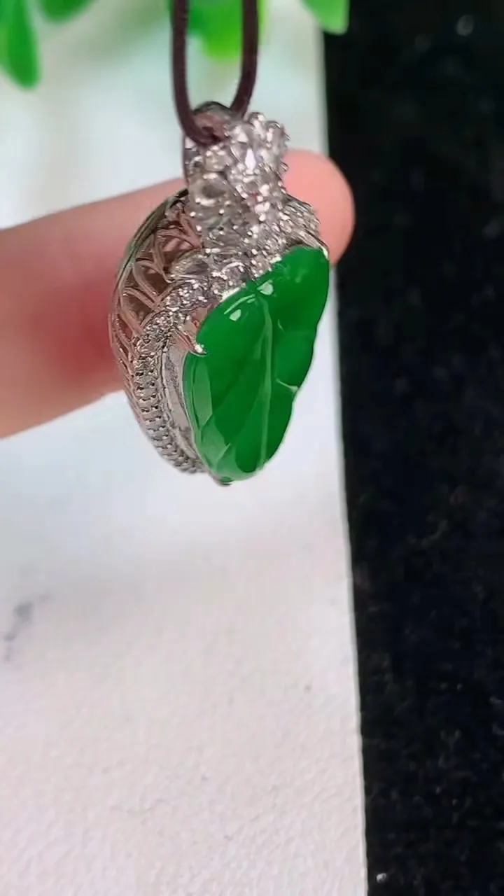 天然A货翡翠金枝玉叶 叶子吊坠，尺寸33.4-14.8-9，裸石22-11.7重量:5.26g
6月19日