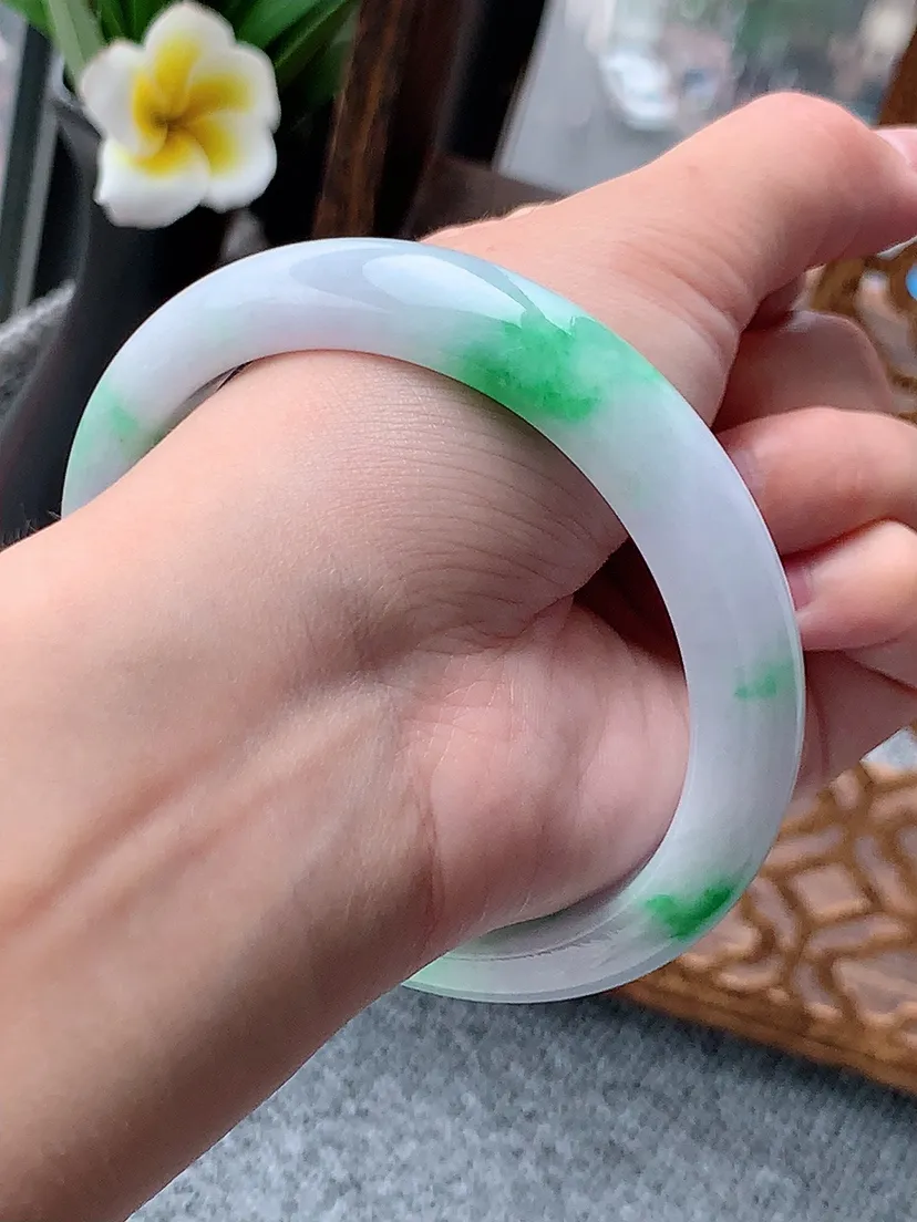 天然A货翡翠春彩紫罗兰飘绿正装正圈手镯61-62大圈口尺寸61.8×12.3×8mm 重量64.60g 0617