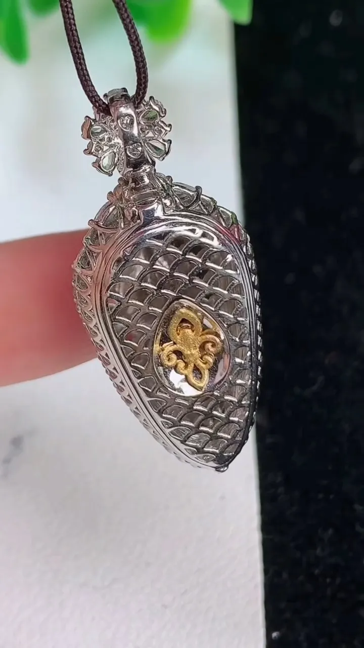 天然A货翡翠金枝玉叶 叶子吊坠，尺寸33.4-14.8-9，裸石22-11.7重量:5.26g
6月19日