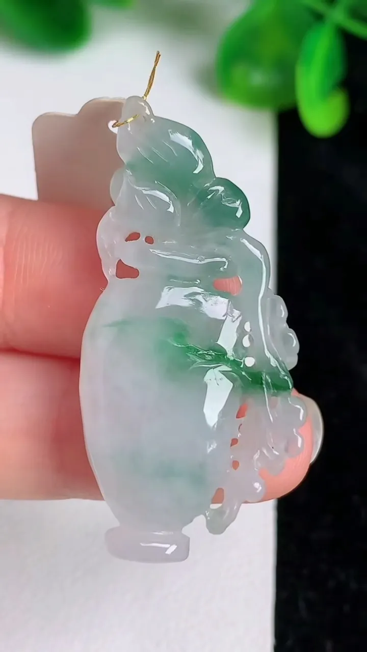 天然A货翡翠花瓶吊坠，尺寸41.7-17.8-6.3，重量:7.52g
6月19日