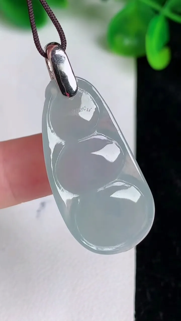 天然A货翡翠种福豆吊坠，尺寸35.8-17.5-6.7，重量:8.15g
6月19日