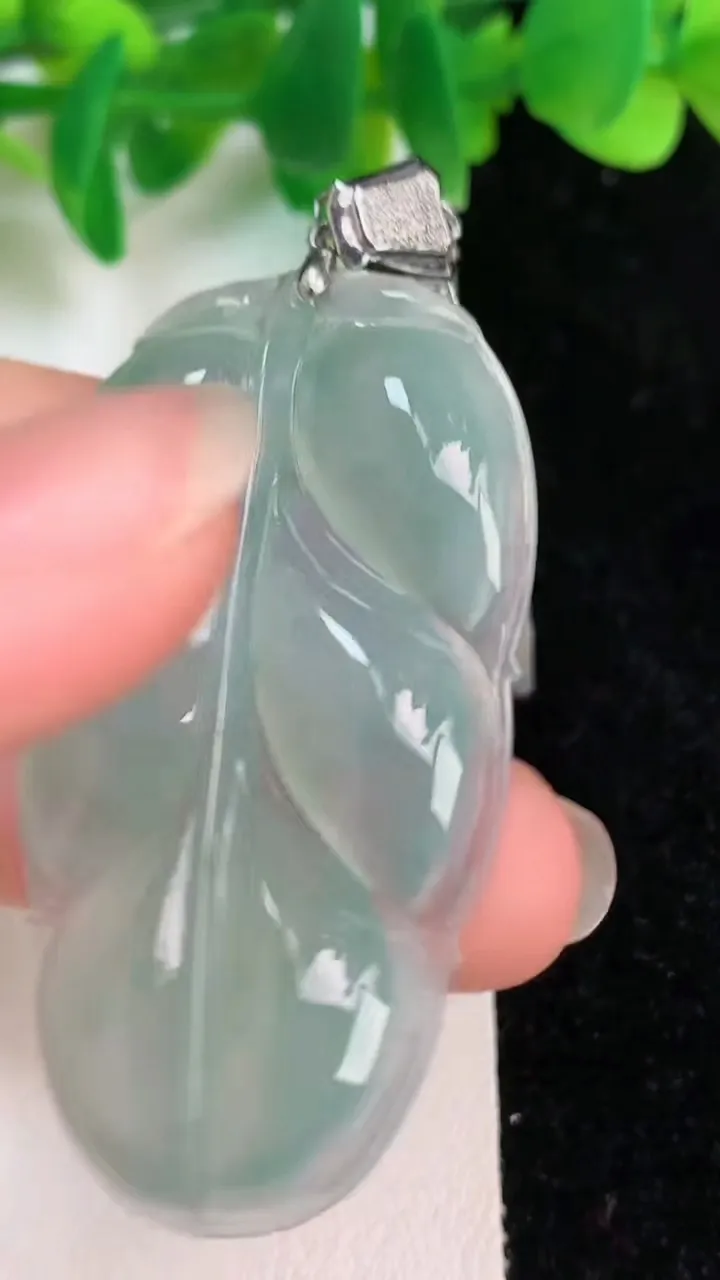 天然A货翡翠金枝玉叶 叶子吊坠，尺寸51.5-28.2-5.8，重量:15.34g
6月19日