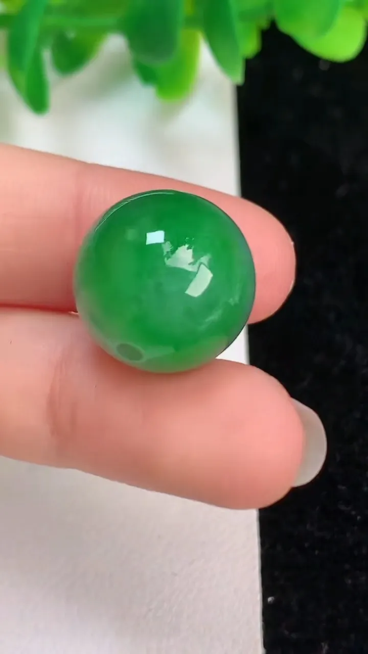 天然A货翡翠圆珠吊坠，尺寸16，重量:7.51g
6月19日