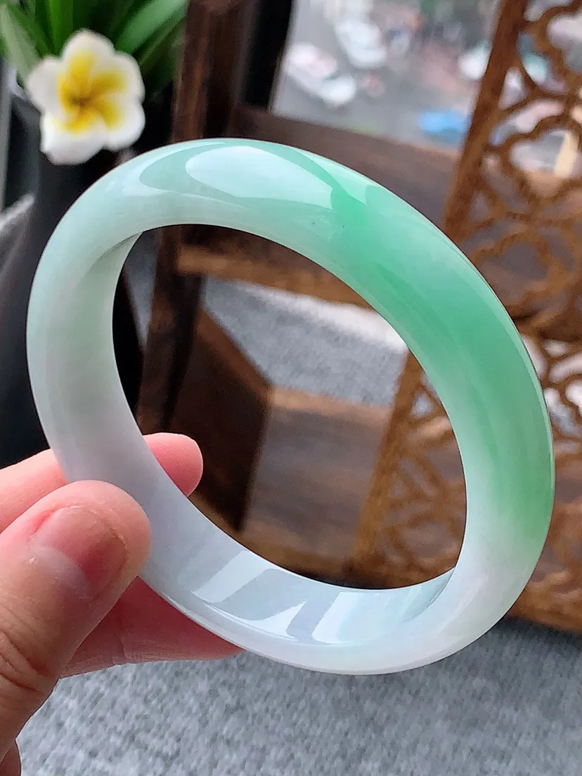 天然A货翡翠飘绿正装正圈手镯58-59圈口尺寸58.3×13.3×7.6mm 重量58.77g 06