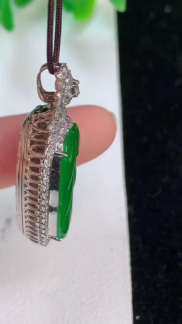 天然A货翡翠金枝玉叶 叶子吊坠，尺寸33.4-14.8-9，裸石22-11.7重量:5.26g
6月19日