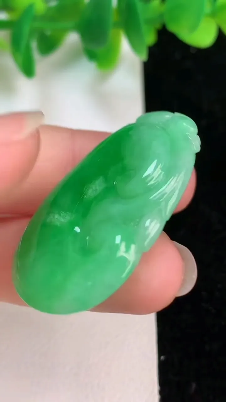 天然A货翡翠如意吊坠，尺寸37-24-5，重量:9.21g
6月19日