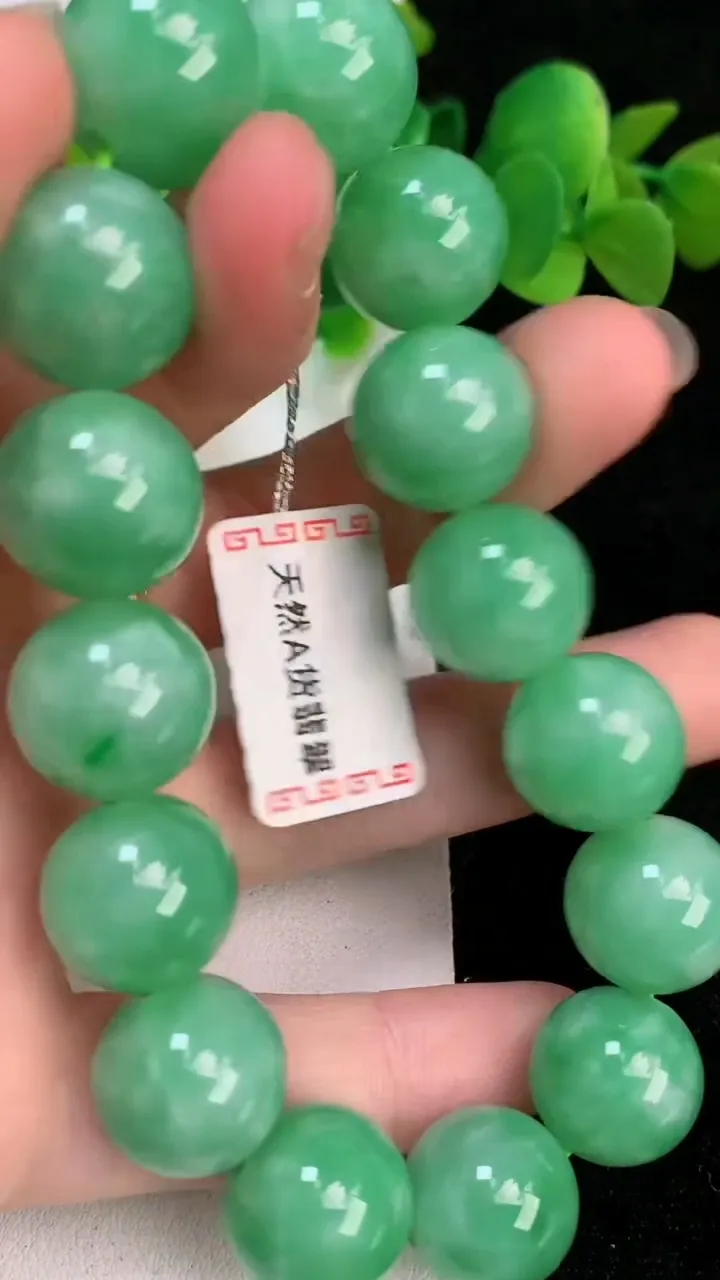 天然A货翡翠圆珠手串，尺寸14.2-15颗，重量:72.29g6月19日
工厂直销收藏佳品,种好水足