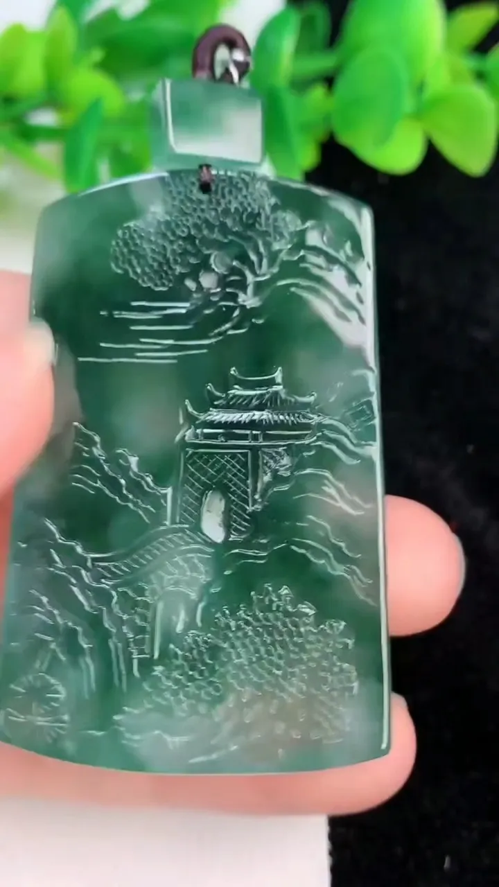 天然A货翡翠种飘花山水牌吊坠，尺寸53-34-7.6，重量:38.93g
6月19日