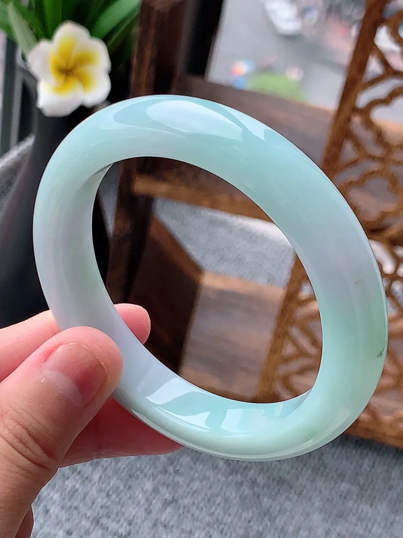 天然A货翡翠浅绿正装正圈手镯56-57圈口 尺寸56.5×11.7×8.6mm 重量64.00g 0