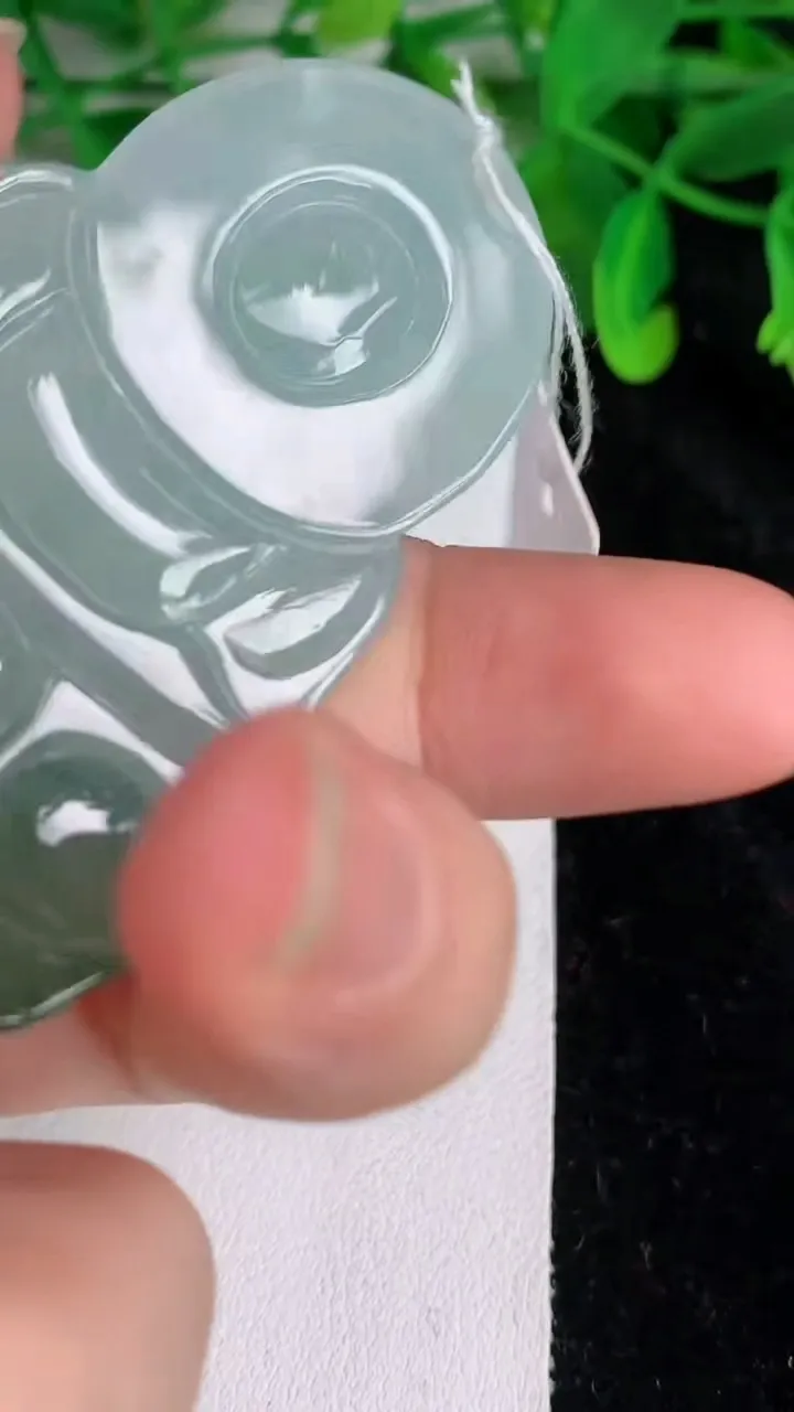 天然A货翡翠观音菩萨吊坠，尺寸58-37.8-6，重量:24.00g
6月19日