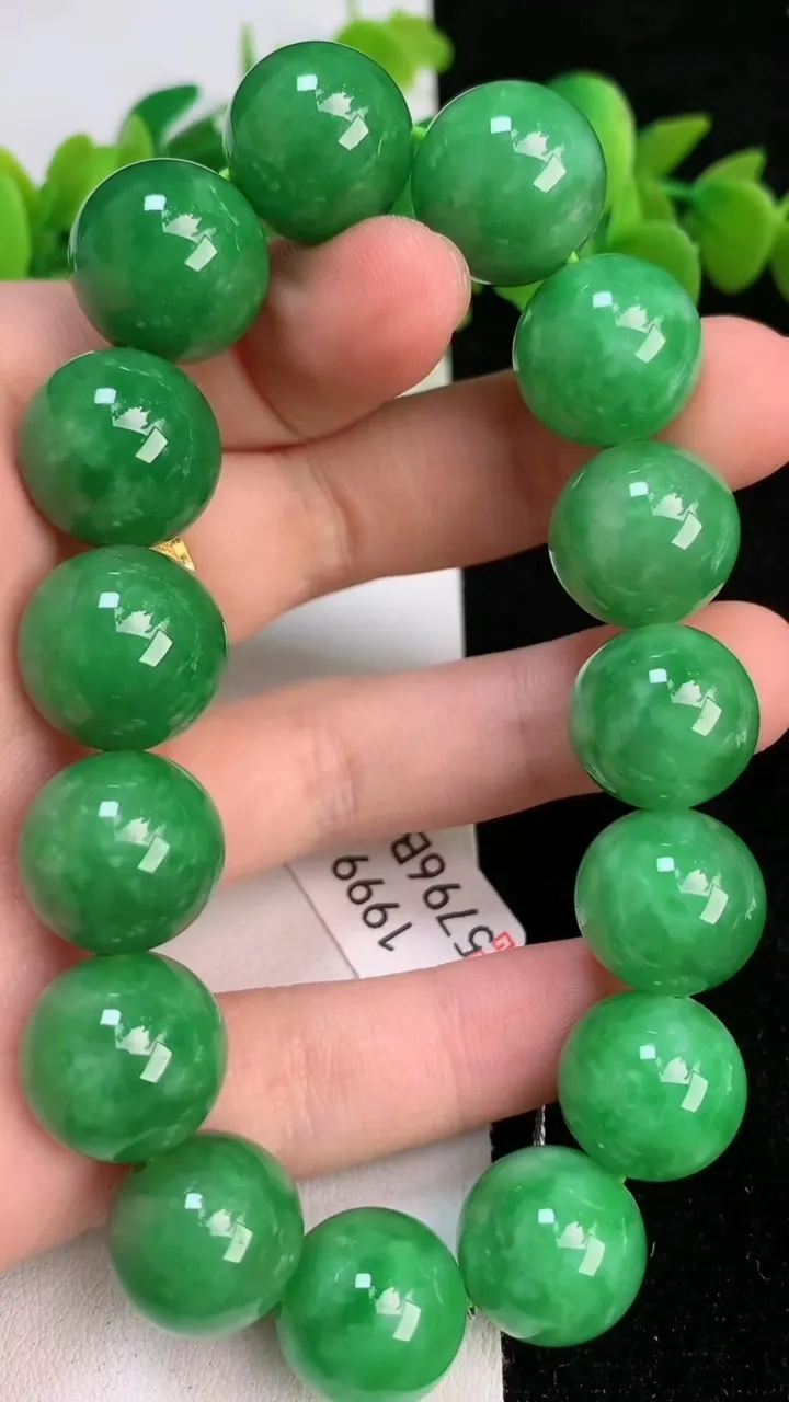 天然A货翡翠圆珠手串，尺寸14.2-15颗，重量:75.83g6月19日
工厂直销收藏佳品,种好水足，色泽均匀，有种有色，上手高大气！