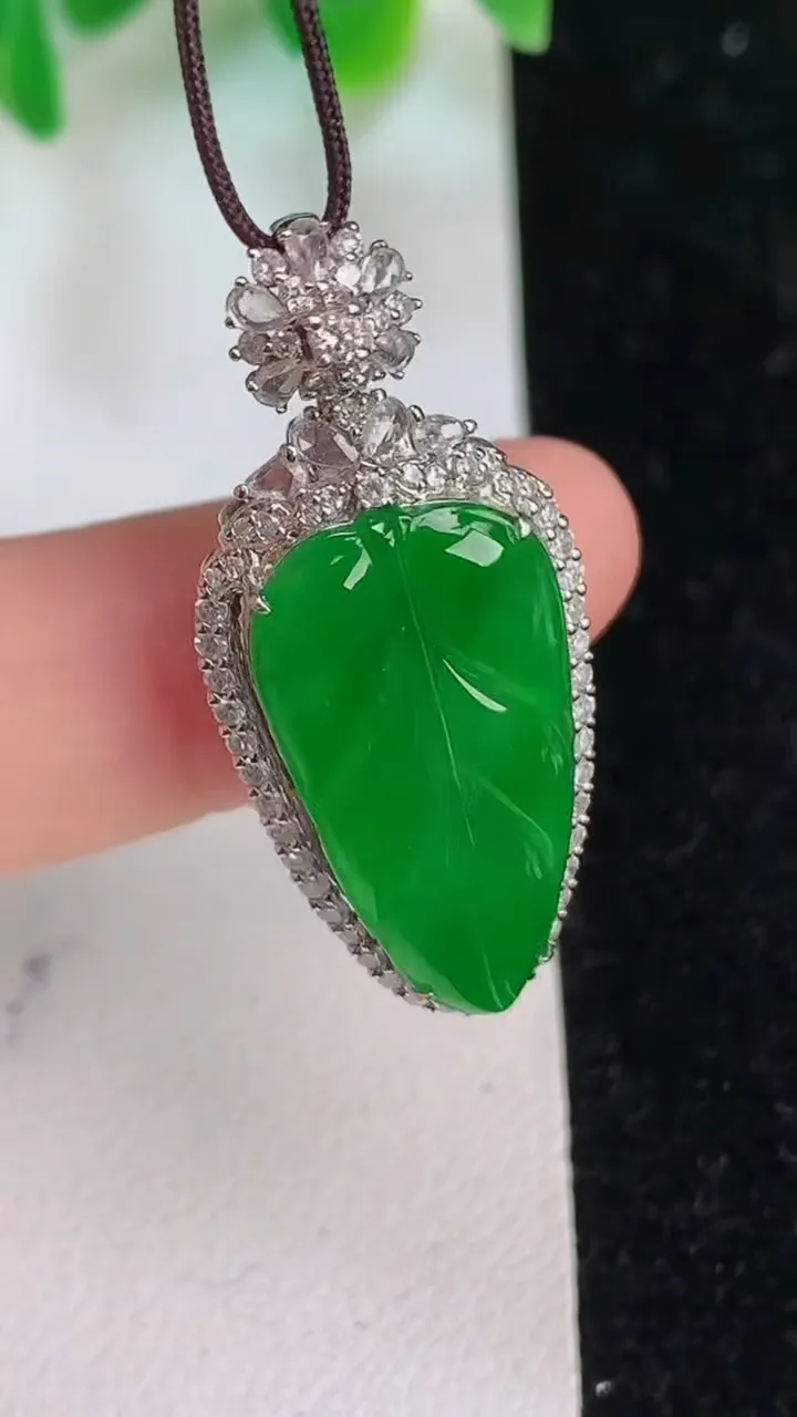 天然A货翡翠金枝玉叶 叶子吊坠，尺寸33.4-14.8-9，裸石22-11.7重量:5.26g
6月