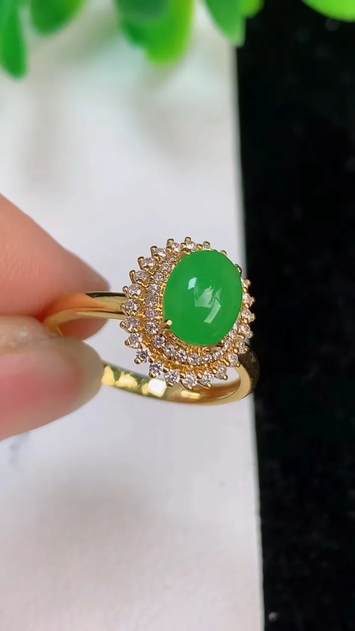 天然A货翡翠蛋面戒指，尺寸18.8-7.5-5.6，重量:2.66g2025年6月19日
工厂直销收