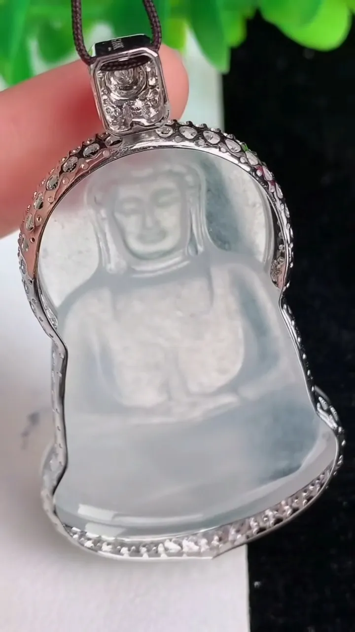 天然A货翡翠种白冰观音菩萨吊坠，尺寸61.5-34.2-8，裸石49.7-34重量:17.65g
6月19日