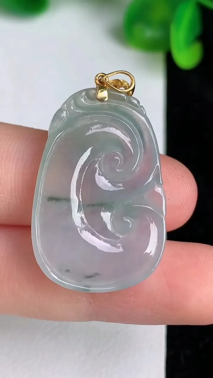 天然A货翡翠如意吊坠，尺寸30.2-20.6-4.1，重:5.50g
6月19日