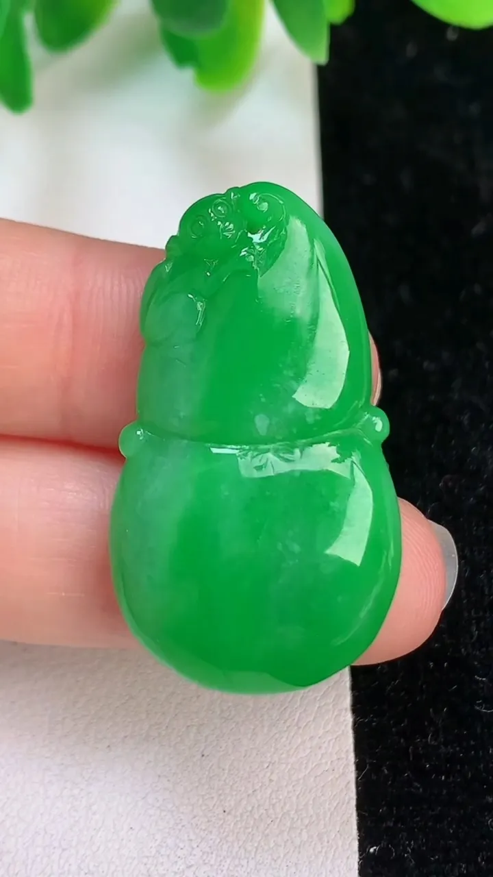 天然A货翡翠葫芦吊坠，尺寸35-20.4-6.4，重量:8.62g
6月19日