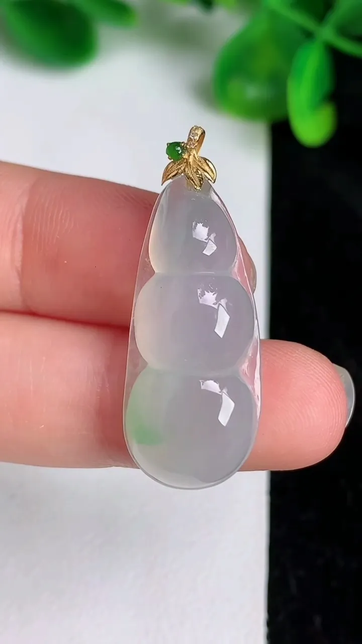 天然A货翡翠福豆吊坠，尺寸31-12.8-7，重量:3.29g
6月19日