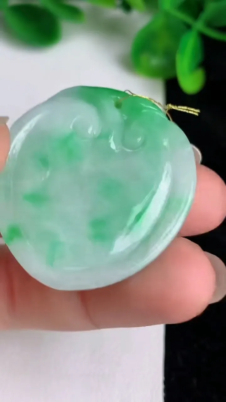 天然A货翡翠如意头吊坠，尺寸36-31-7，重量:16.70g
6月20日