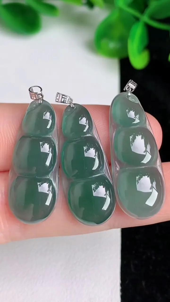 天然A货翡翠福豆一手，尺寸28.5-11.3-3.6，重量:6.25g
6月20日