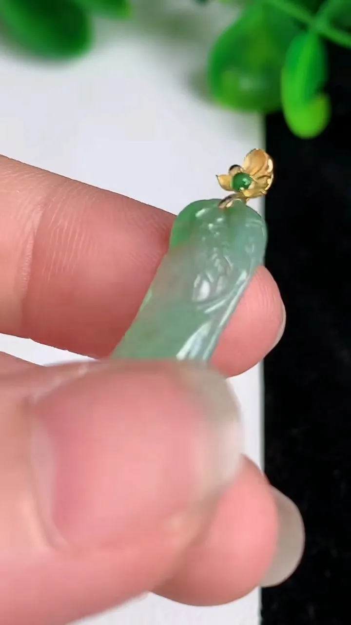 天然A货翡翠福瓜吊坠，尺寸28.2-10.4-6，重量:2.44g
6月20日