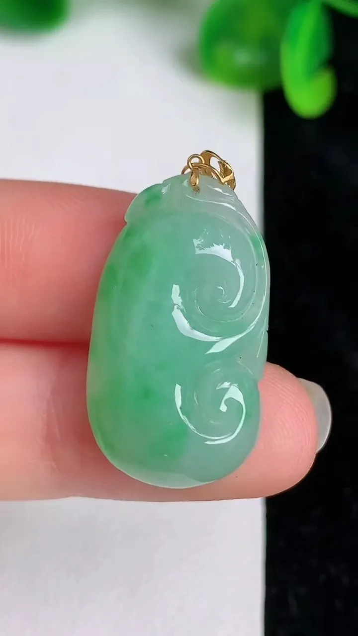 天然A货翡翠如意吊坠，尺寸27-15.6-7，重量:5.24g
6月20日