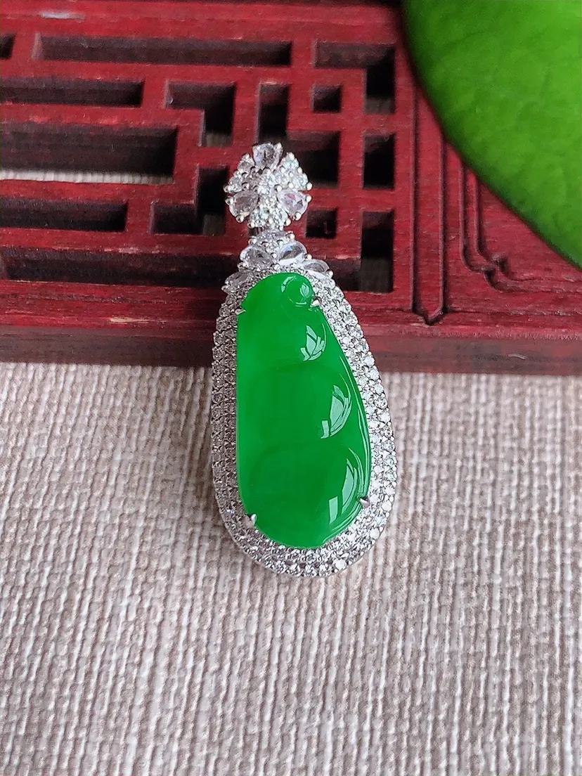 天然A货翡翠18K金伴阳绿四季豆福豆平安豆吊坠尺寸31.4×13×9裸石19×9m量5.19g 0619