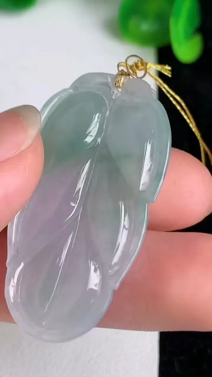 天然A货翡翠金枝玉叶 叶子吊坠，尺寸40.3-21.6-5，重量:8.25g
6月20日