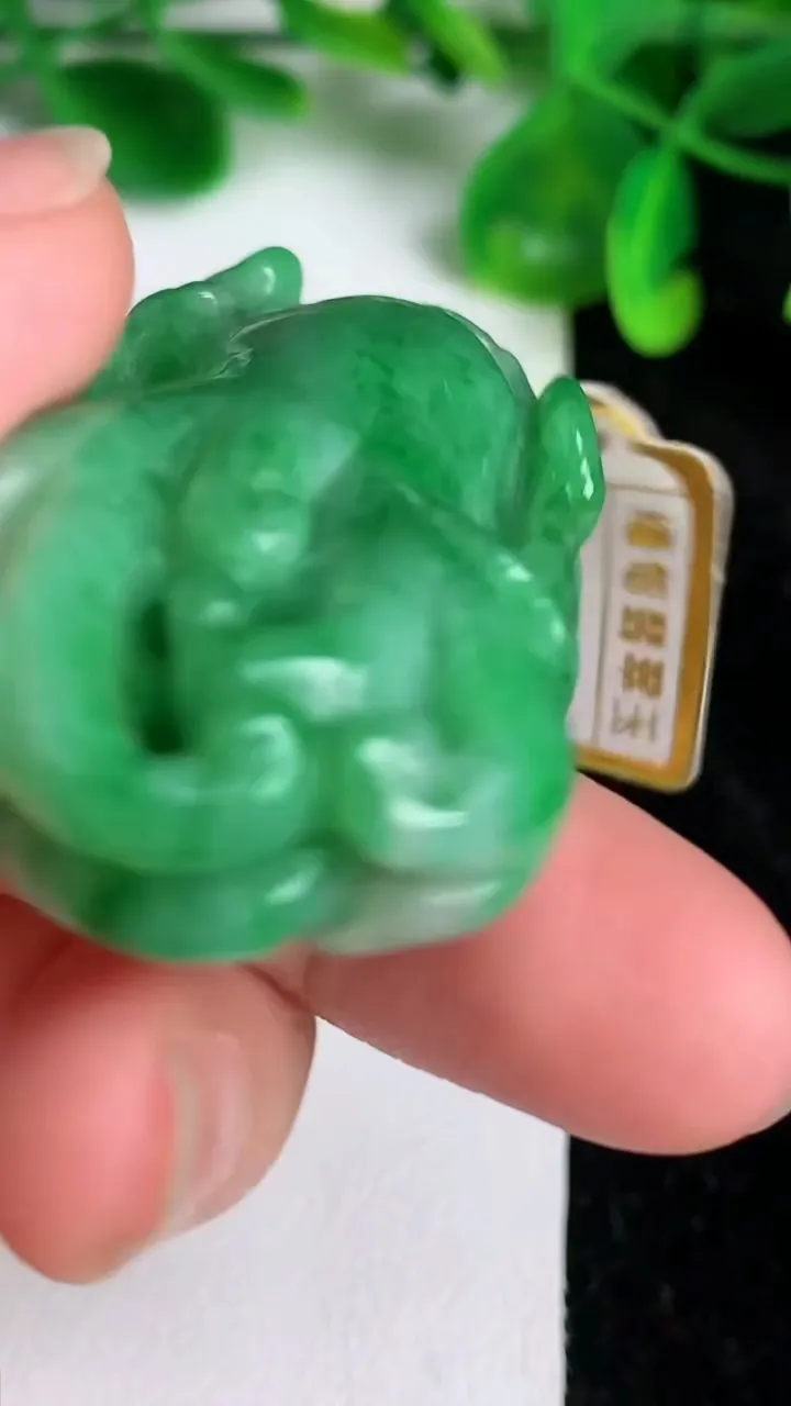 天然A货翡翠佛手瓜吊坠，尺寸46-28.8-15.4，重量:35.58g
6月20日