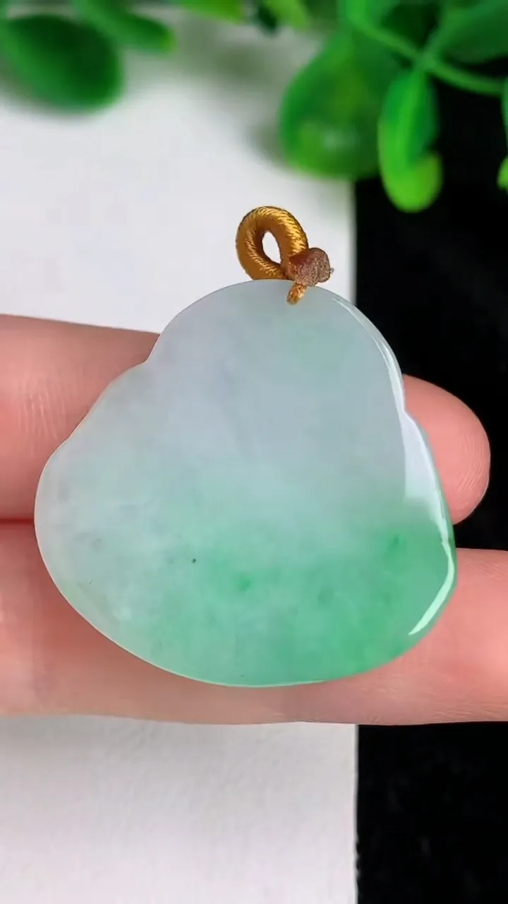 天然A货翡翠佛公吊坠，尺寸29.8-31-7-6，重量:9.61g
6月20日