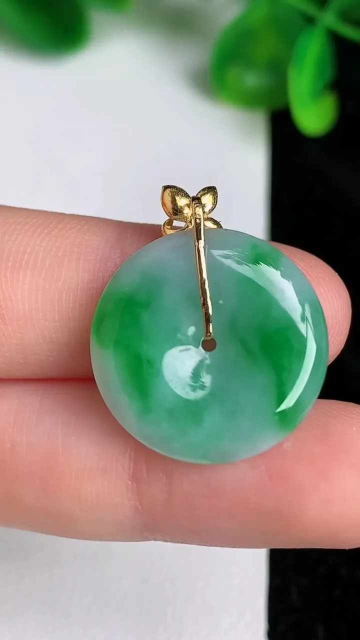 天然A货翡翠平安扣吊坠，尺寸20-7.4，重量:3.57g
6月20日