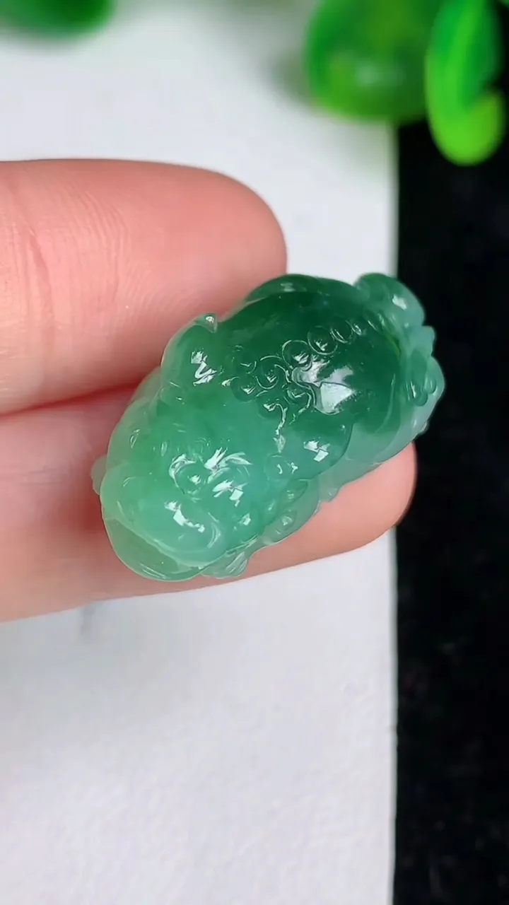 天然A货翡翠貔貅吊坠，尺寸29.7-14-10.6，重量:8.15g
6月20日