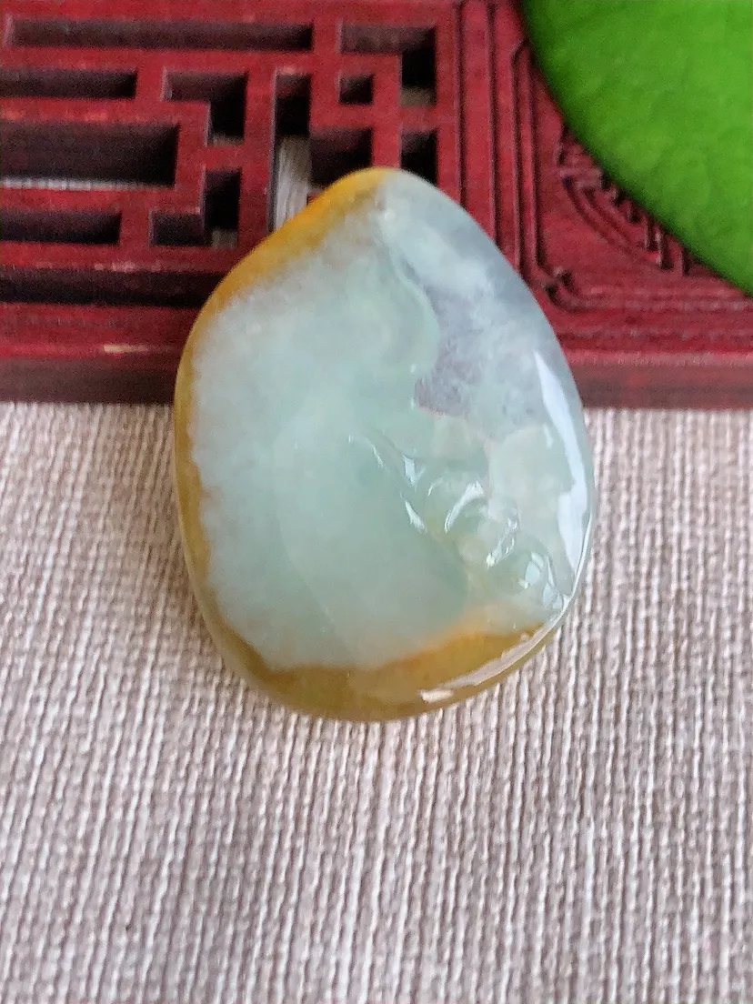 天然A货翡翠飘黄翡麒麟吊坠尺寸35.6×25.7×6m量7.85g 0620