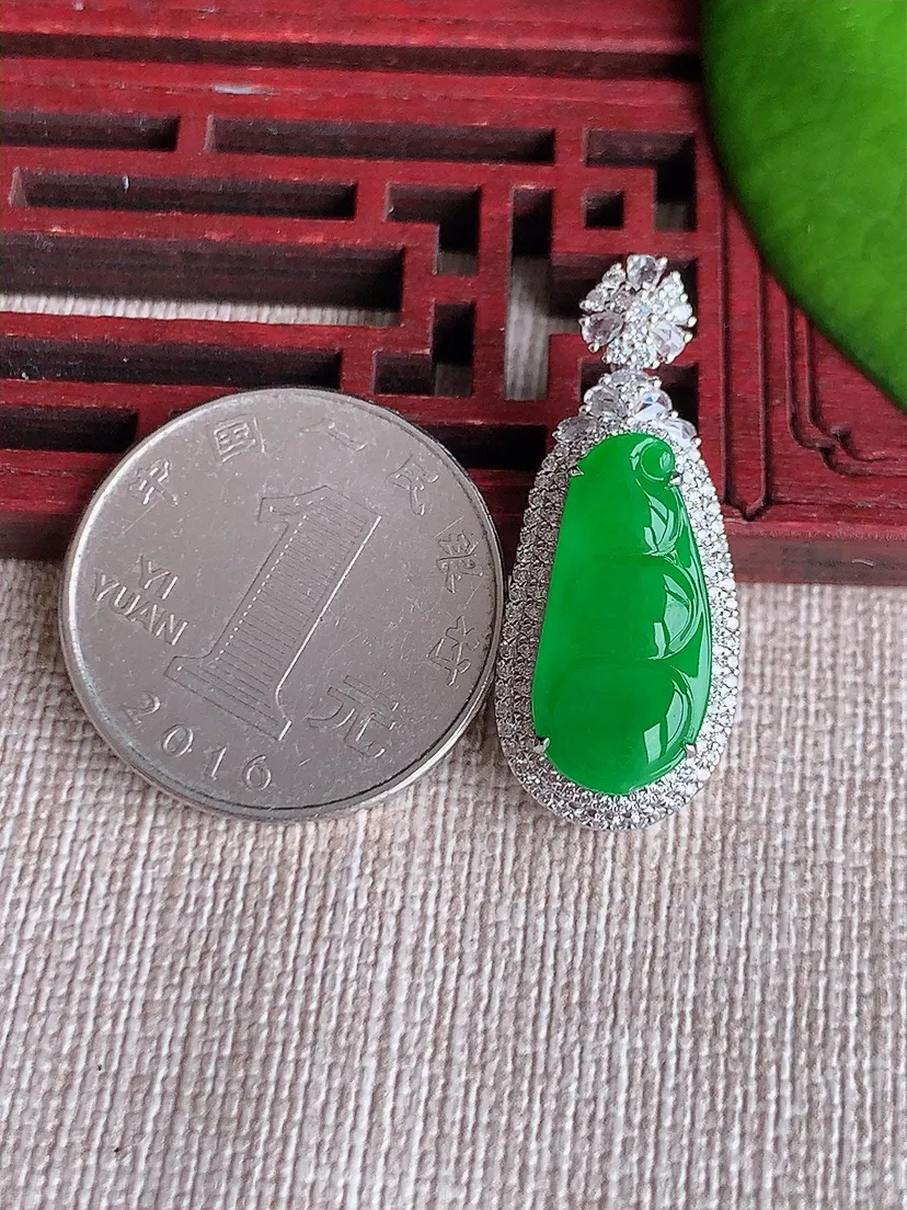 天然A货翡翠18K金伴阳绿四季豆福豆平安豆吊坠尺寸31.4×13×9裸石19×9m量5.19g 0619