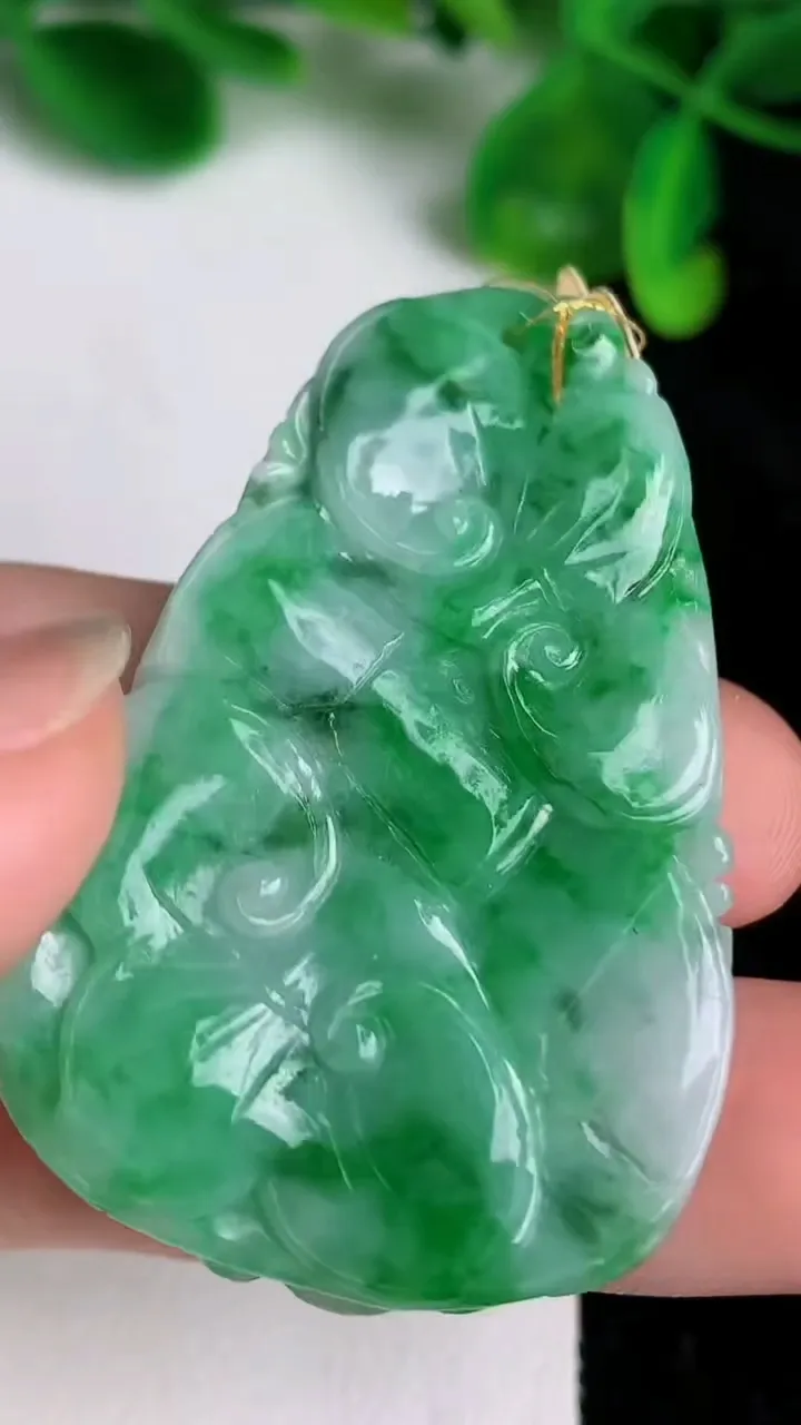 天然A货翡翠年年有余 荷叶鱼吊坠，尺寸47.7-32.3-5，重量:15.00g
6月20日