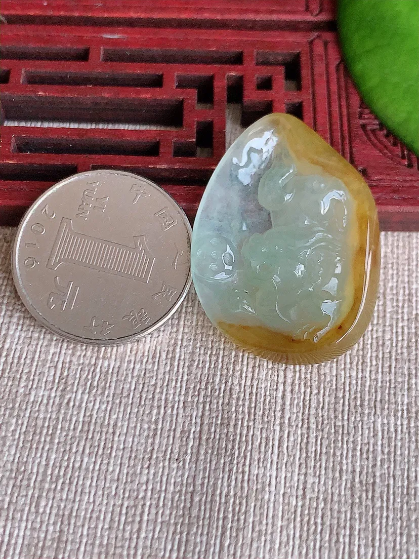天然A货翡翠飘黄翡麒麟吊坠尺寸35.6×25.7×6m量7.85g 0620