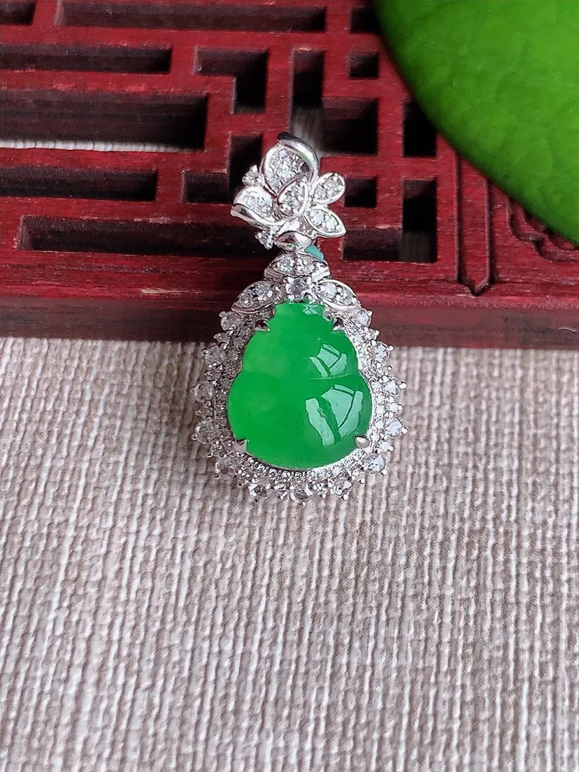天然A货翡翠18K金伴阳绿葫芦吊坠尺寸25.5×14.6×10裸石10.6×9.2m量3.67g 0619