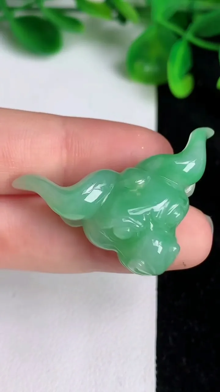 天然A货翡翠生肖牛吊坠，尺寸21.6-40.3-13，重量:11.30g
6月20日