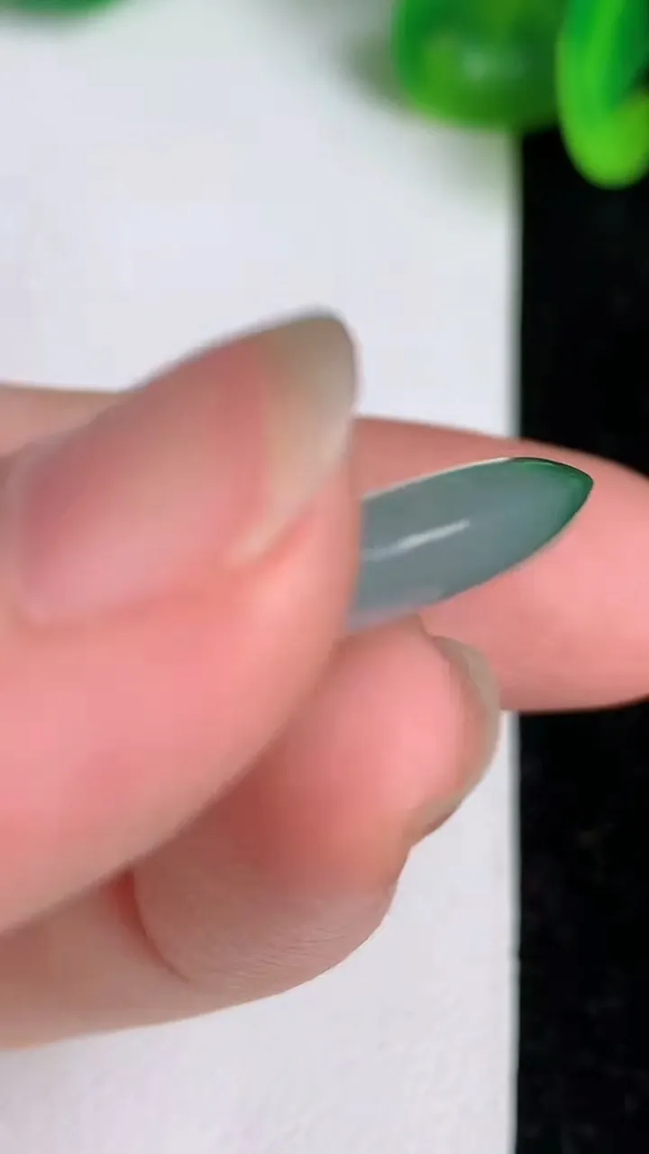 天然A货翡翠平安扣吊坠，尺寸25.6-5，重量:6.59g
6月20日