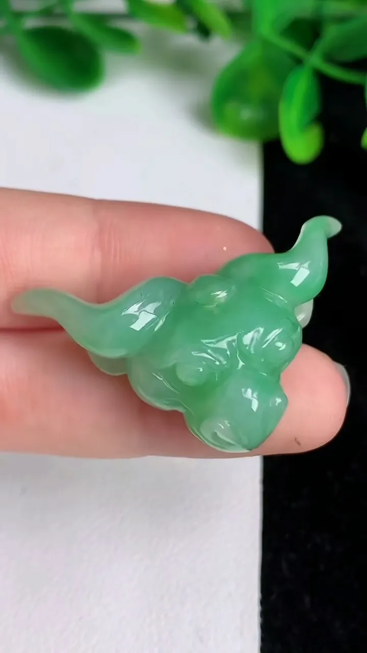 天然A货翡翠生肖牛吊坠，尺寸21.6-40.3-13，重量:11.30g
6月20日