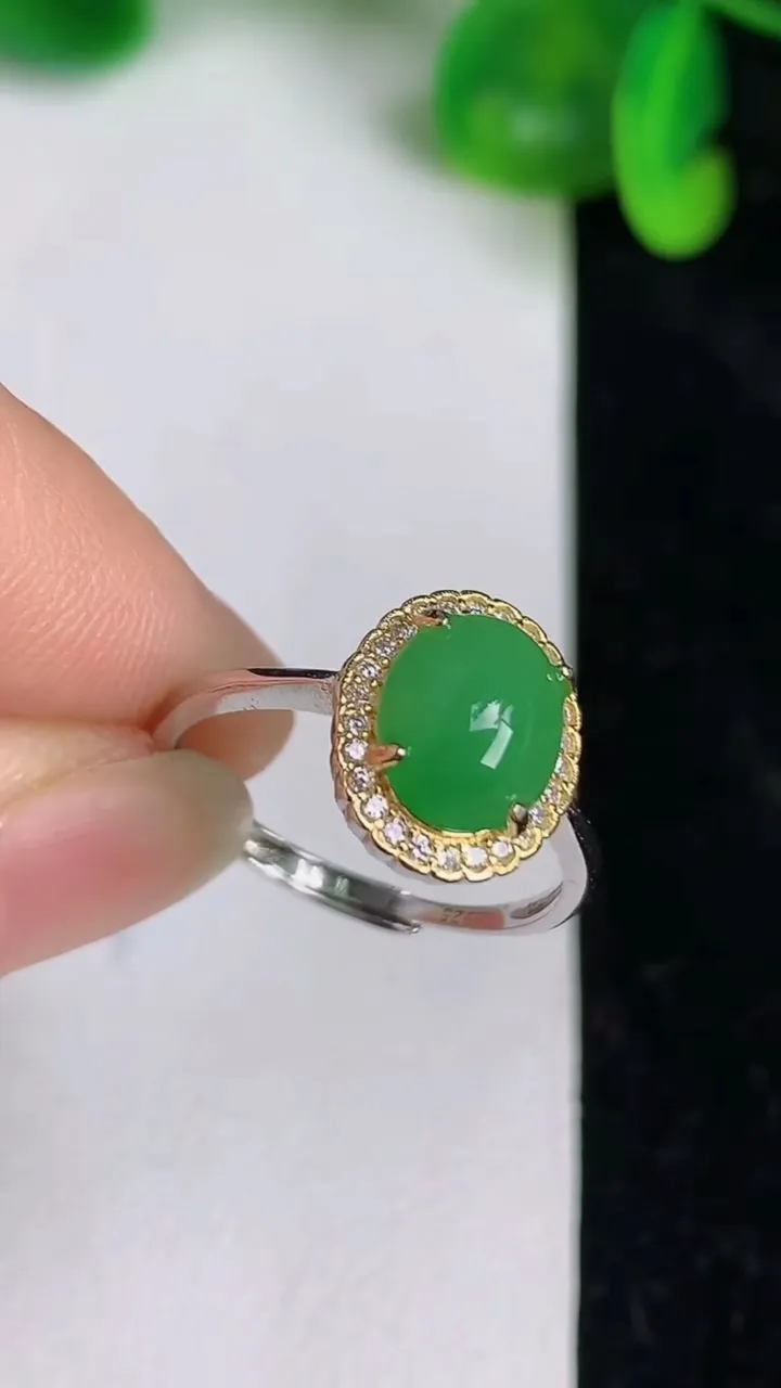 天然A货翡翠蛋面戒指，尺寸8.6-7，重量:2.00g2025年6月20日
工厂直销收藏佳品,种好水足，色泽均匀，有种有色，上手高大气！