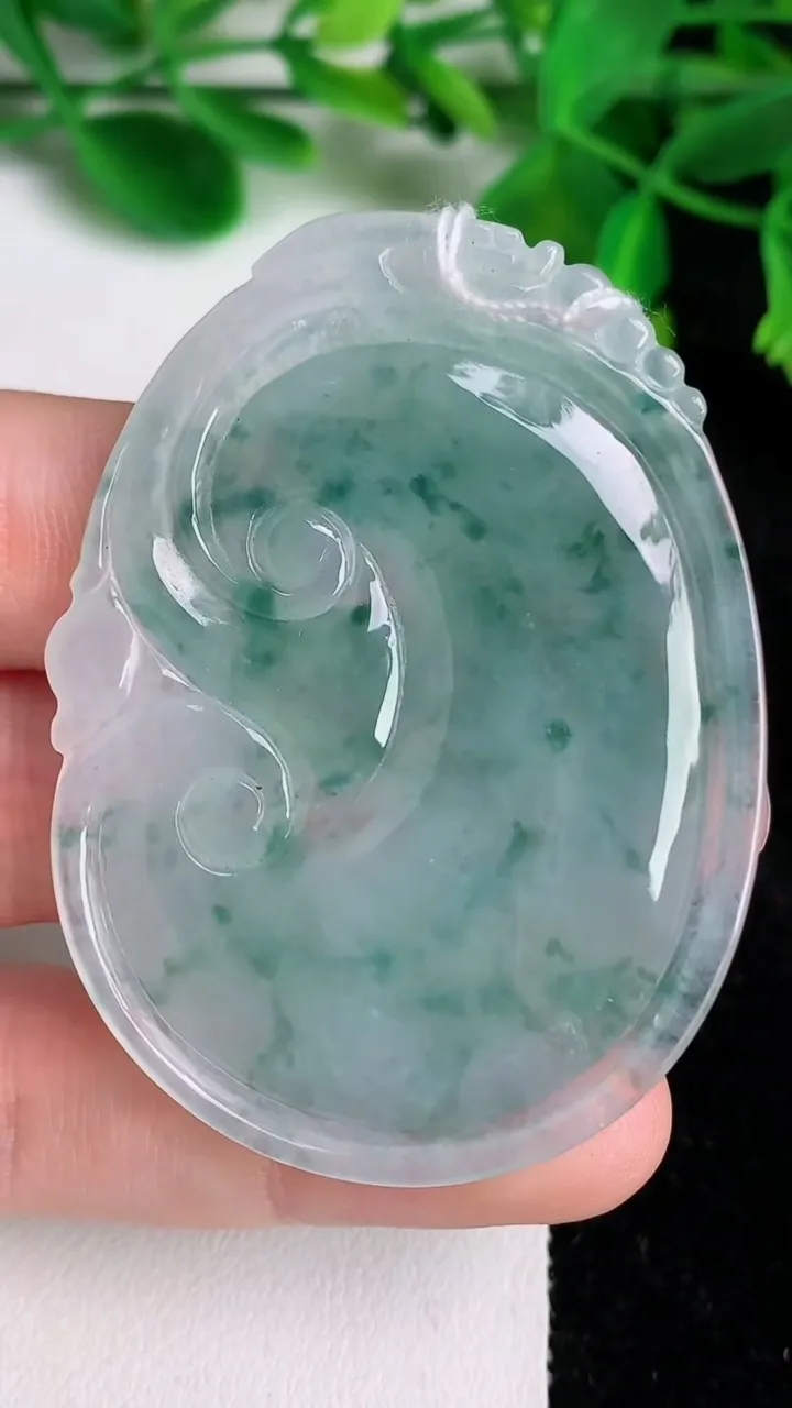 天然A货翡翠冰种飘花如意吊坠，尺寸55.8-40.6-5.6，重量:22.90g
6月20日