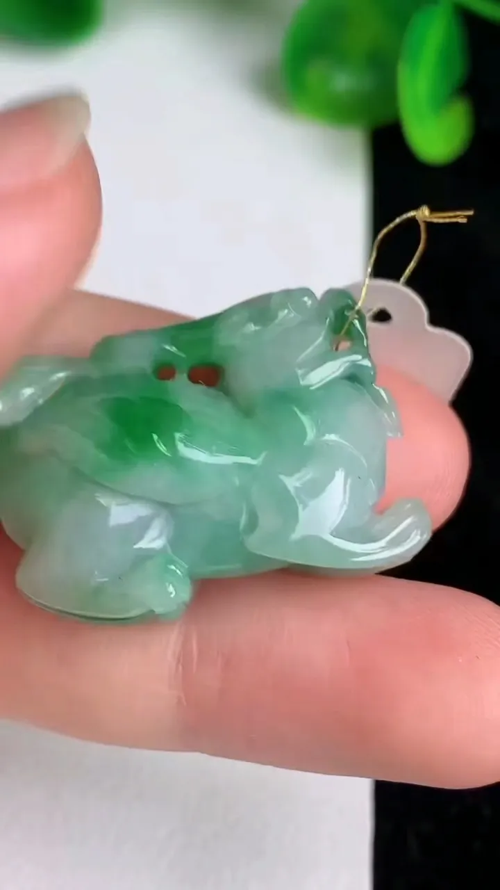 天然A货翡翠麒麟吊坠，尺寸28.8-19.2-9.3，重量:9.64g
6月20日